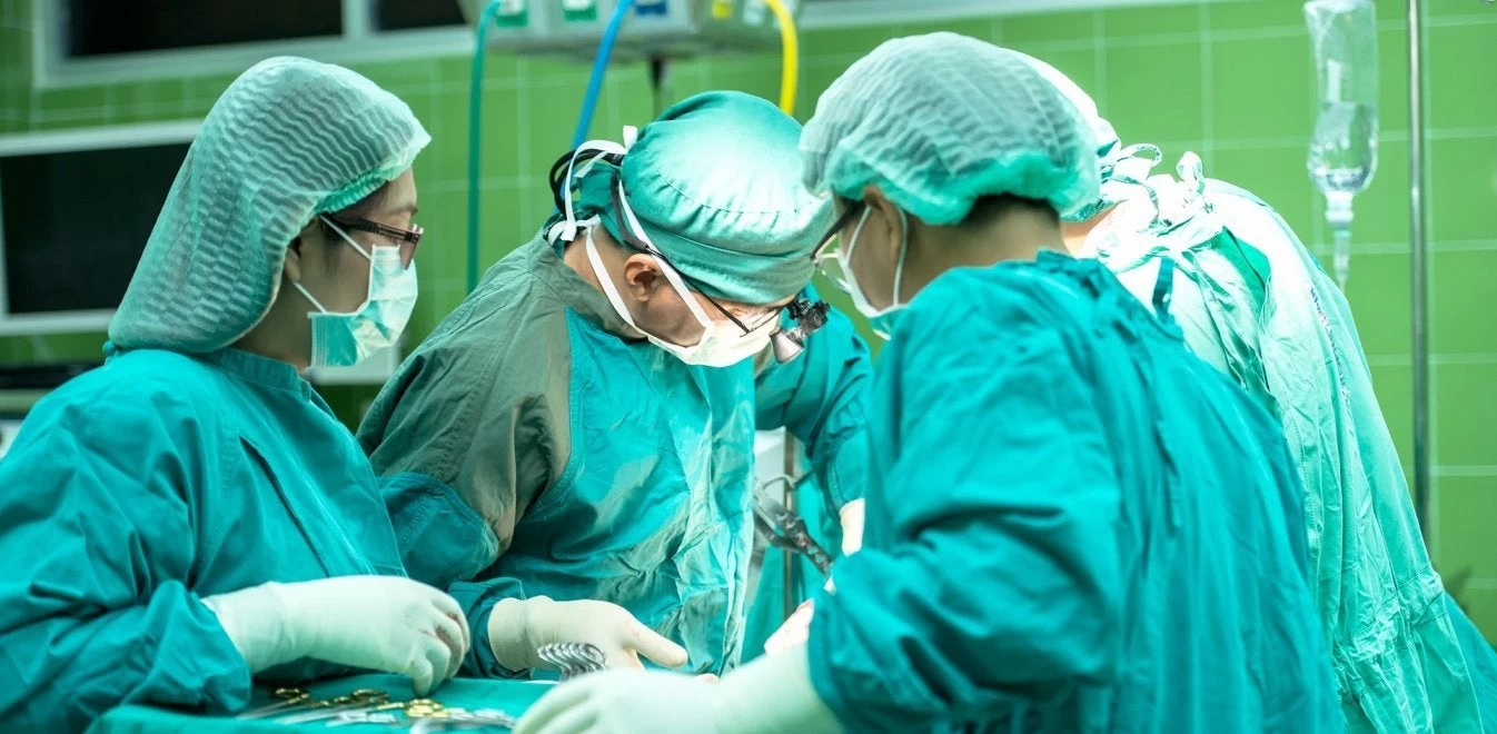 Χειροπέδες σε γιατρό που πήρε τρία «φακελάκια» από καρκινοπαθή